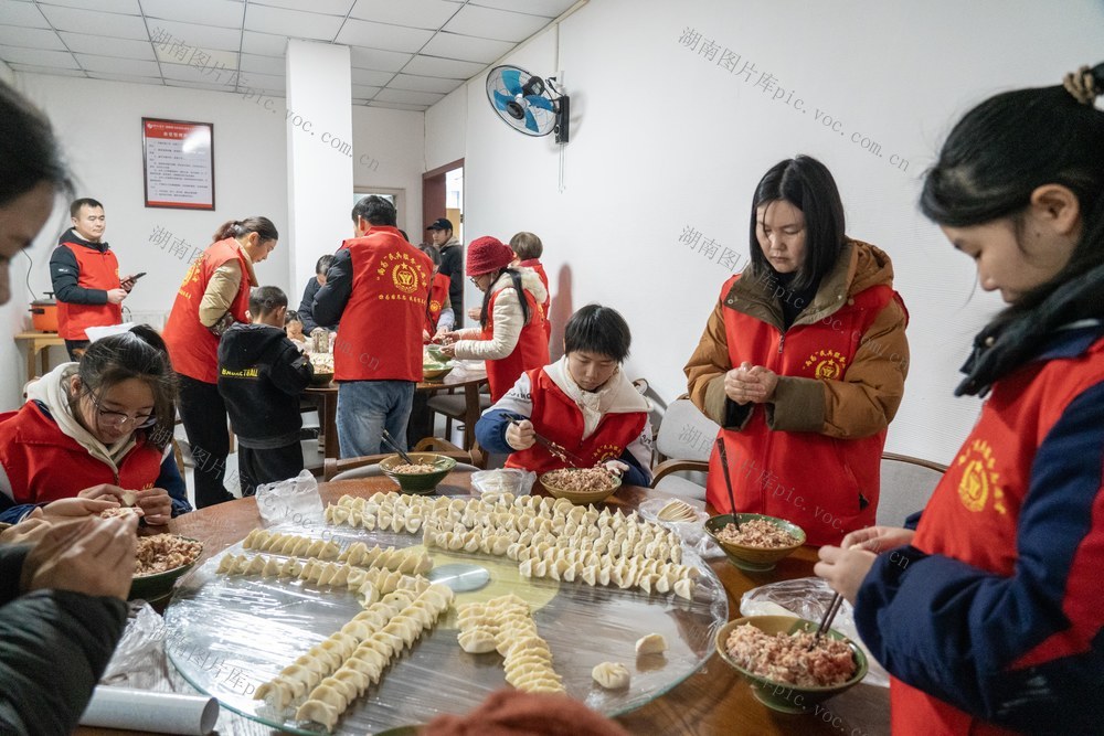 新春  志愿者  新年  服务  义工  老年人