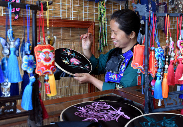 苗绣 非遗 文创 迎春 妇女