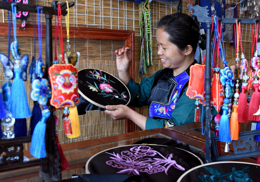 苗绣 非遗 文创 迎春 妇女