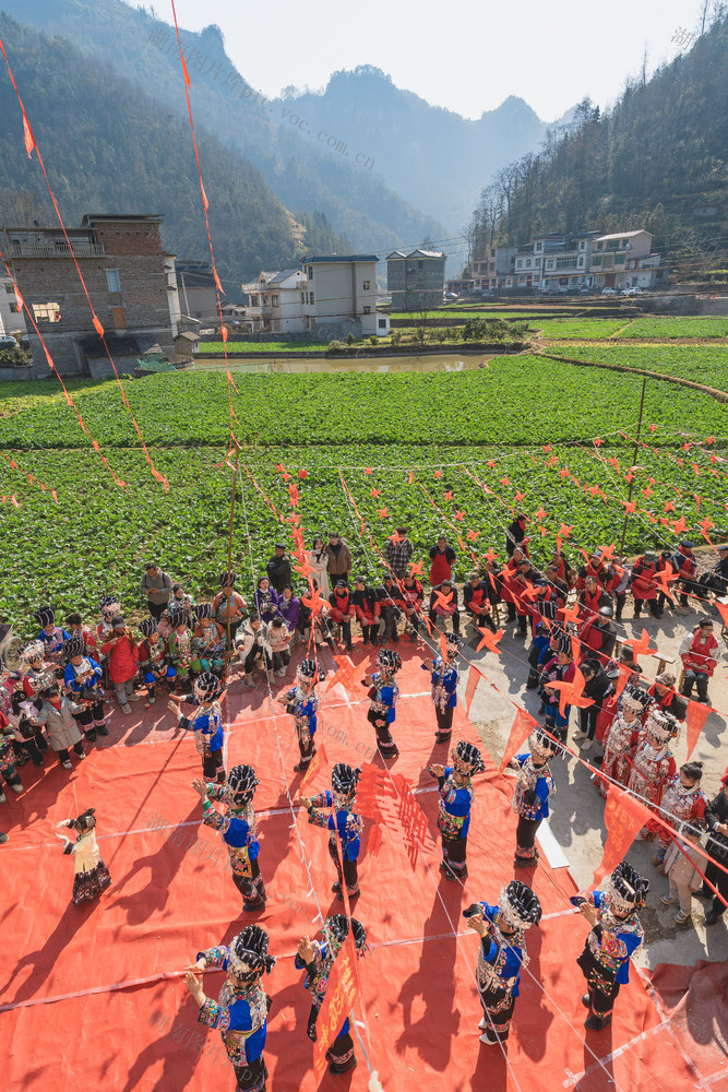 苗寨新婚拦门仪式   一改往日喝“拦门酒”习俗   “对歌对舞对艺”的方式   男女老少你来我往   洋溢着浓郁的新婚和迎年喜气