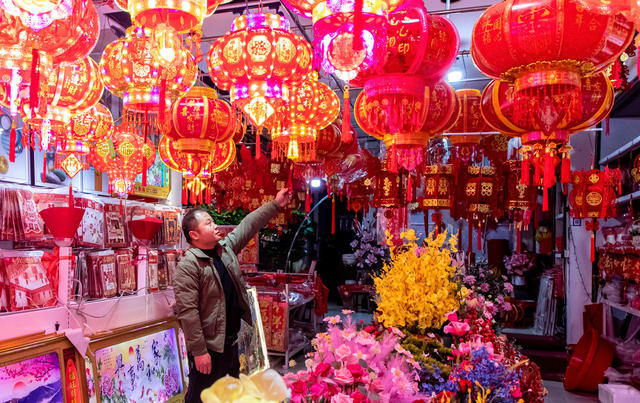 选购灯笼   迎新年