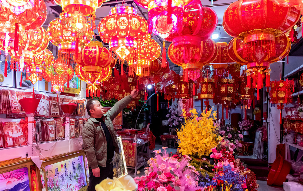 选购灯笼   迎新年