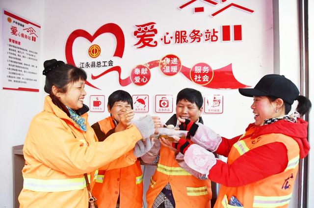 爱心服务站暖人心