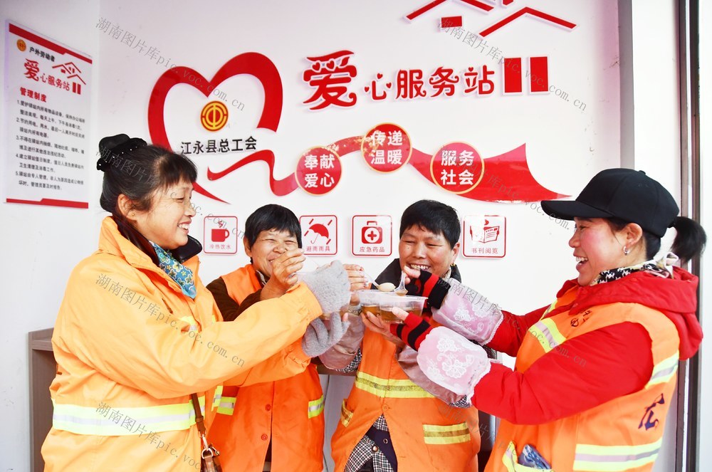 爱心服务站暖人心