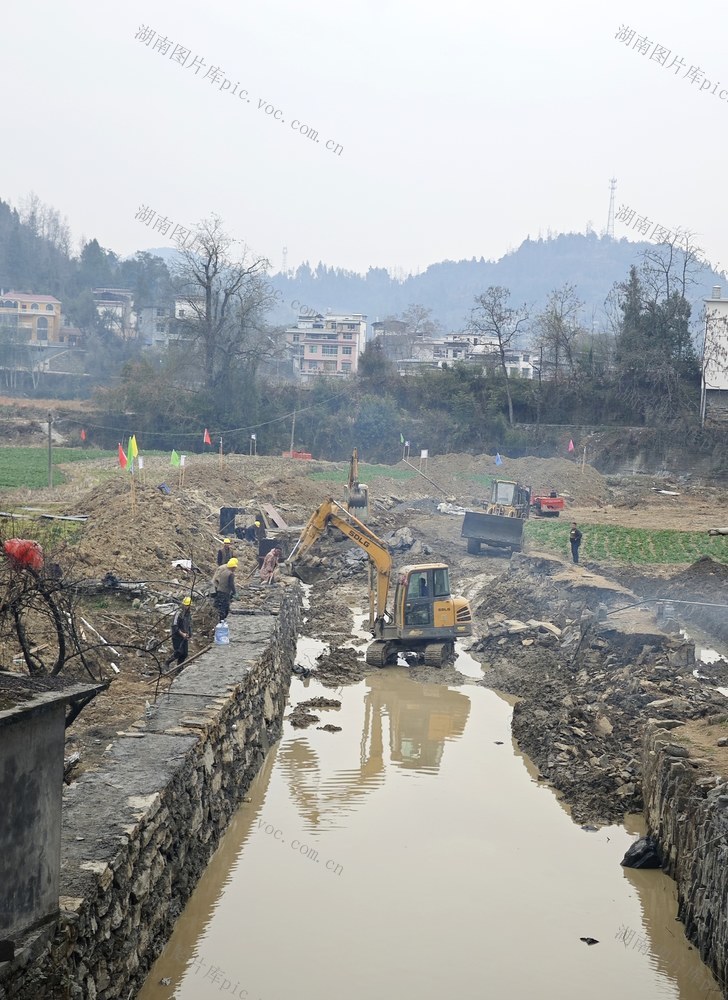 凤凰 场镇 古林村 河道  整修加固 工程机械正 作业  农业生产 防汛抗旱 保障民生
