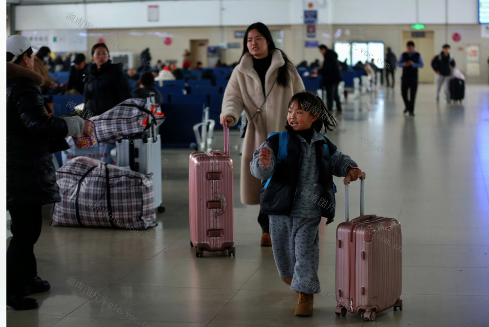 春运，旅客匆匆回家路
