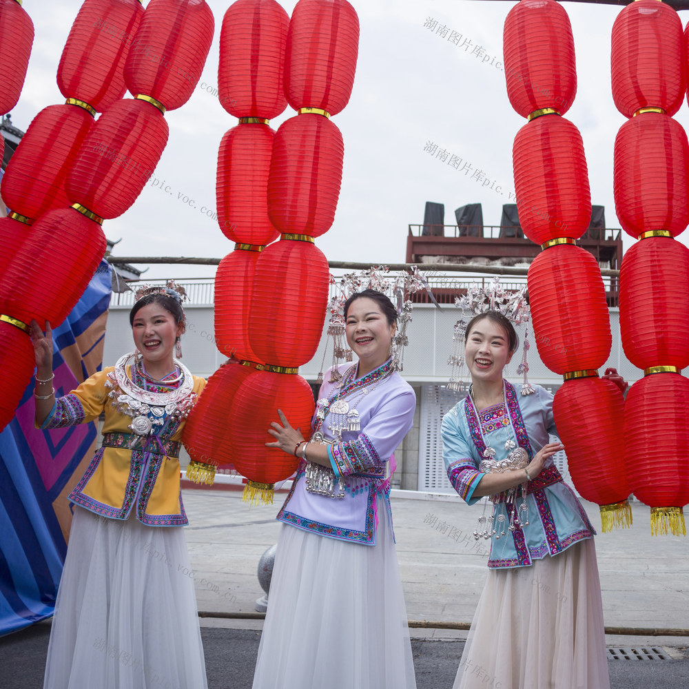通道 市场 市民 选购 春节 饰品 喜迎 佳节