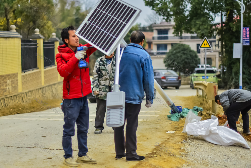 路灯安装  温暖人心