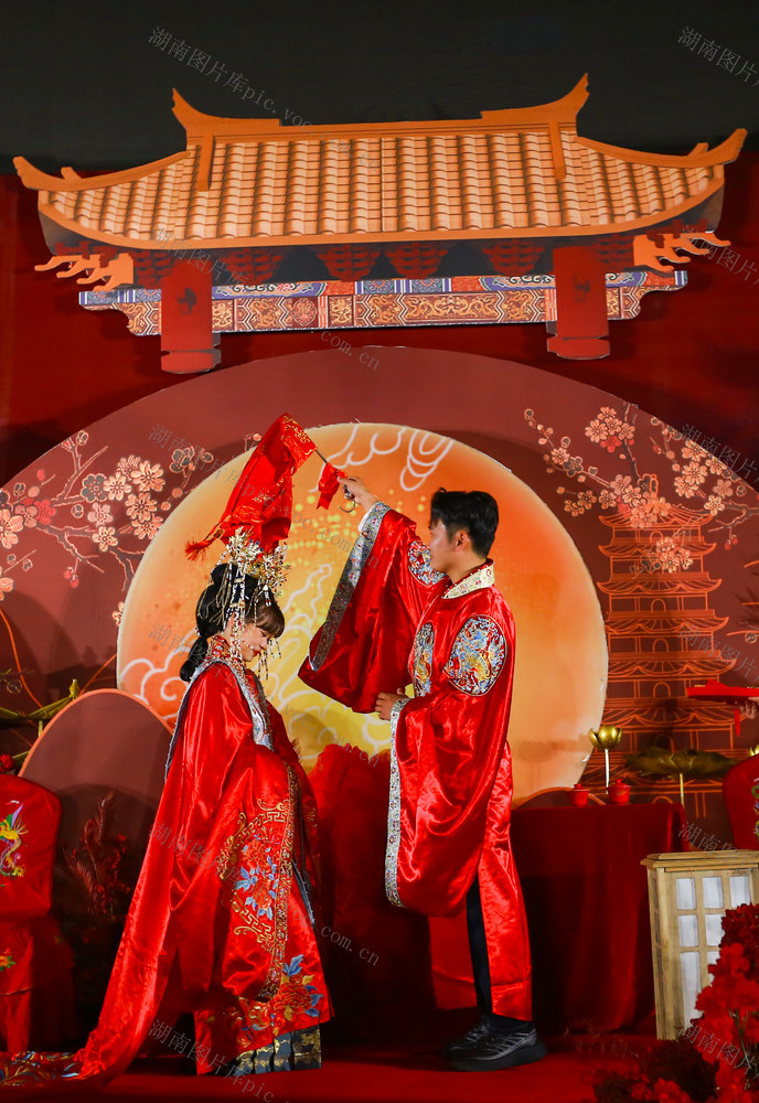 湖南,,郴州,,00后,,新人,,郴州市,苏仙区,大酒店,,庄重,,酒店宴会厅,,红色,,喜字,灯笼,,传统元素,,穿越,,新娘,,凤冠霞帔,,新郎,,长袍马褂,中式婚礼,典雅,庄重,