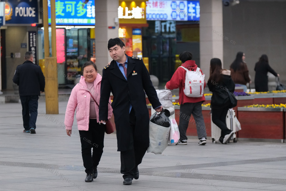 引导盲人旅客上车