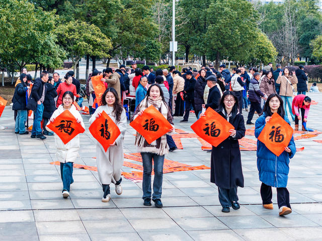 文化年货  写春联 送福字 