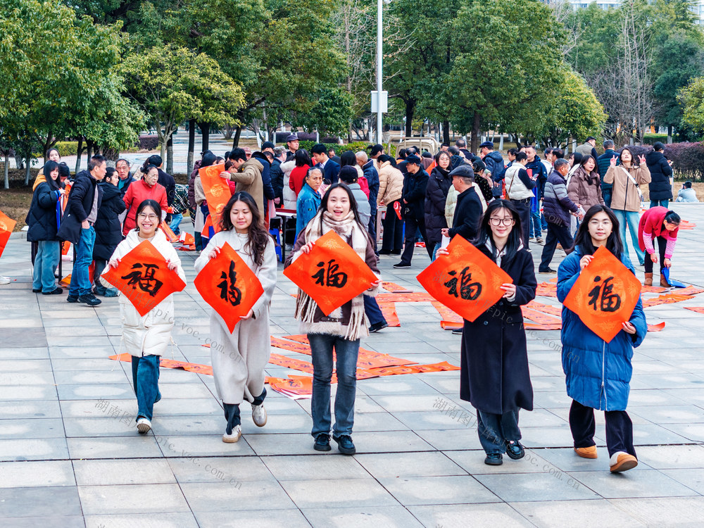 文化年货  写春联 送福字 