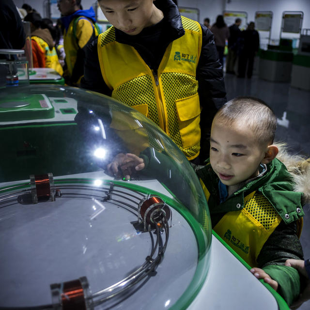 侗族 小朋友 寒假 科技馆 体验 科技 魅力 了解 侗族 发展史