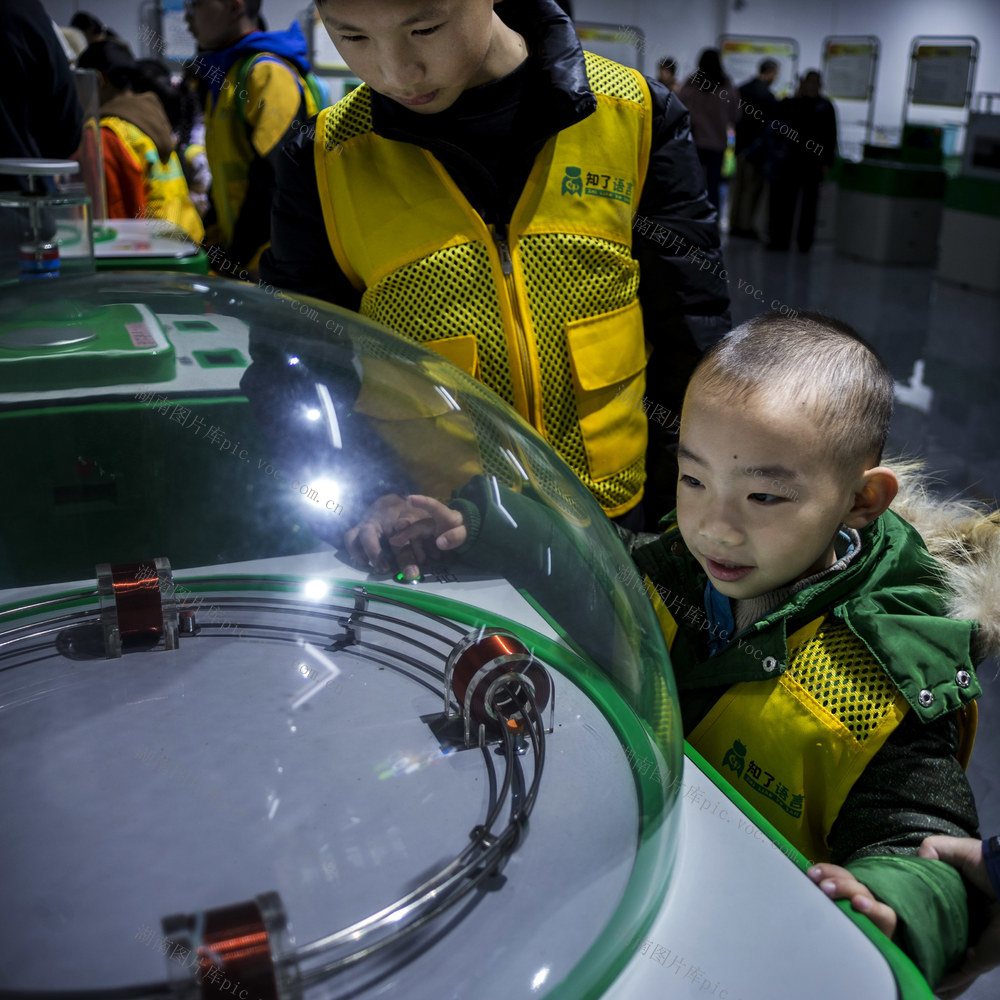 侗族 小朋友 寒假 科技馆 体验 科技 魅力 了解 侗族 发展史
