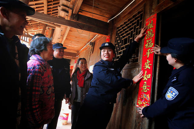  怀化铁警上门为群众挂春联