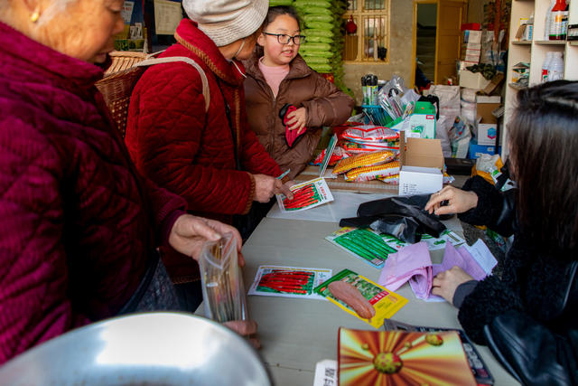 购农资   备春耕