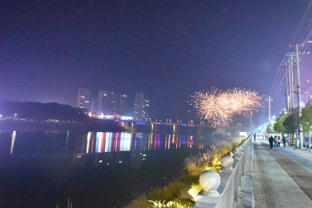 璀璨夜城 年味渐浓