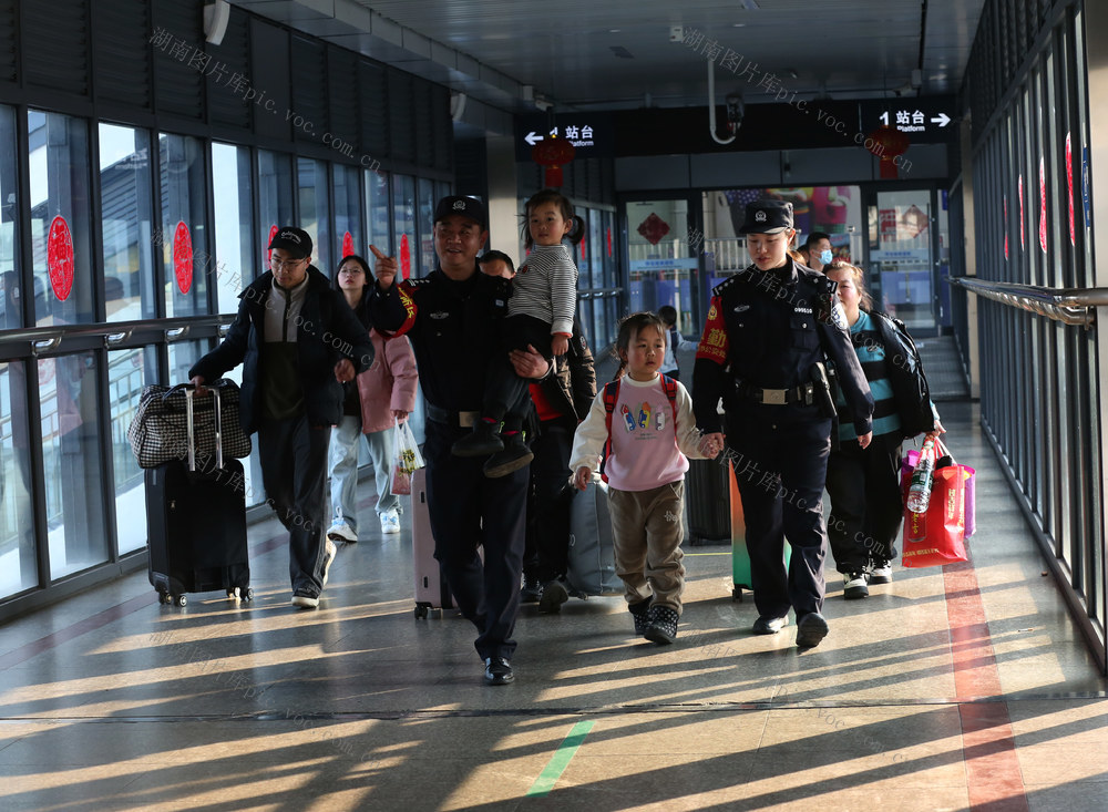 怀化铁警春运为旅途孩子护航