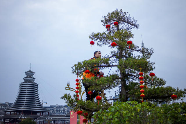 通道 工人 悬挂 灯笼 装扮 城市 喜迎 新春