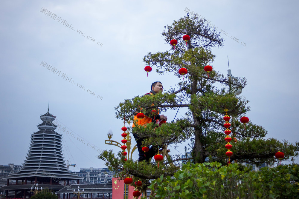 通道 工人 悬挂 灯笼 装扮 城市 喜迎 新春