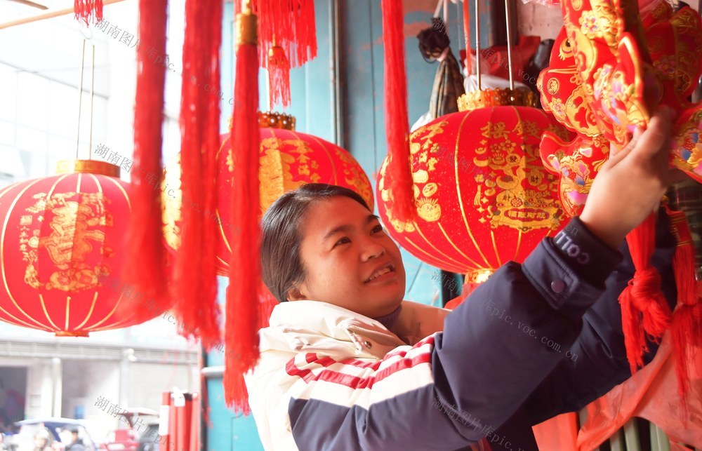 选购新春饰品迎佳节