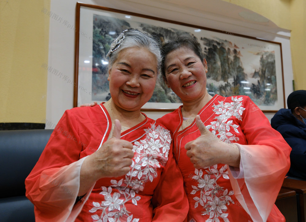 老年诗友，喜迎新春