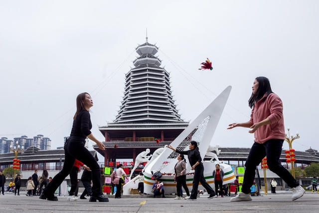 通道 开展 传统 体育 运动 营造 春节 喜庆 氛围