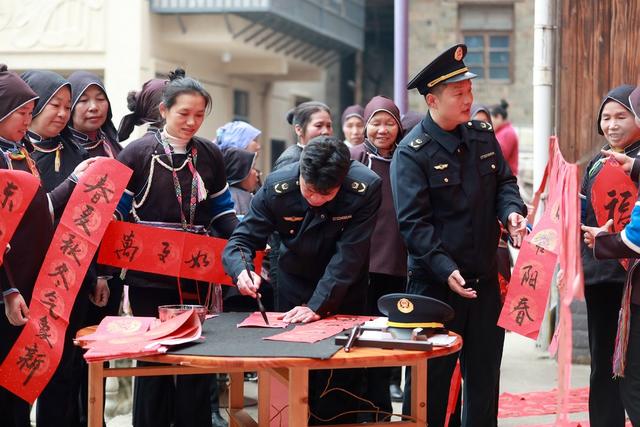 驻村队员 写春联 送祝福 市场监管 传播 传统文化 促进 干部 群众 交流融合
