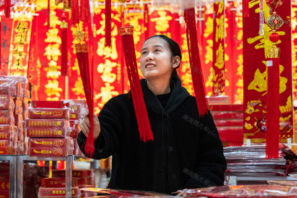 消费 年货 饰品俏销 迎新年 非遗春节