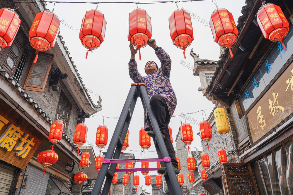 吉首市乾州古城   工人在换新红灯笼、清洁街面   为市民和游客营造喜庆舒心的浓浓年味