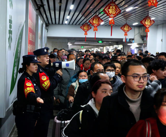 怀化铁警农历小年守卫旅客平安出行