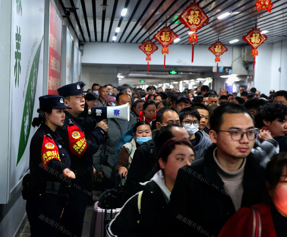 怀化铁警农历小年守卫旅客平安出行