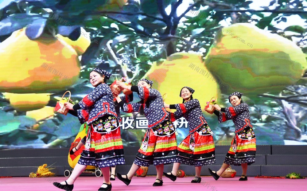   载歌载舞迎新春