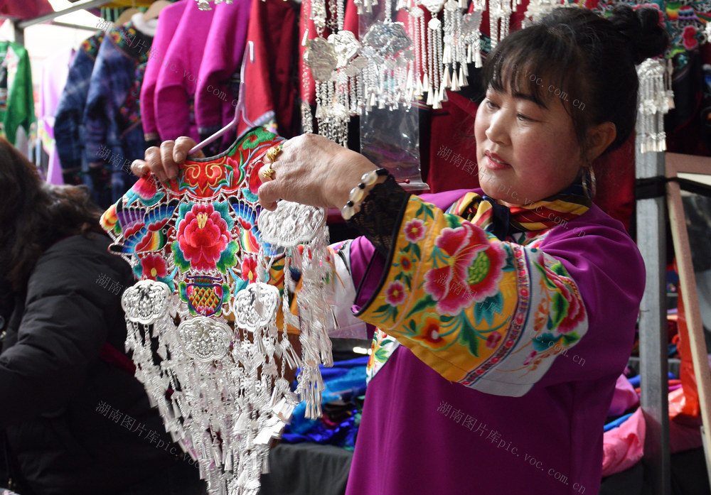 迎春 群众 服饰 银饰 购买 市场
