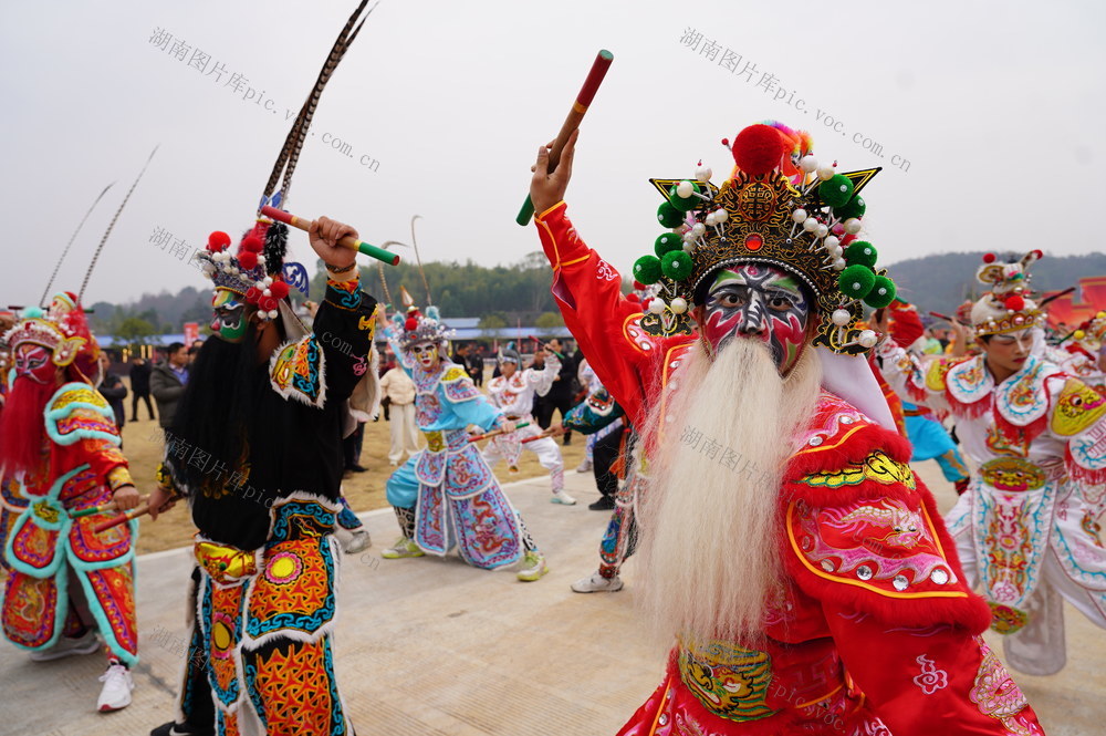 邵阳举行“我们的节日·春节”村晚示范展示活动（图）
早安隆回，相见村晚。1月23日，2025年邵阳市“我们的节日·春节”村晚示范展示活动在隆回县滩头镇沐仙湖举行。多个非遗民俗文化项目让当地百姓饱尝文化大餐。