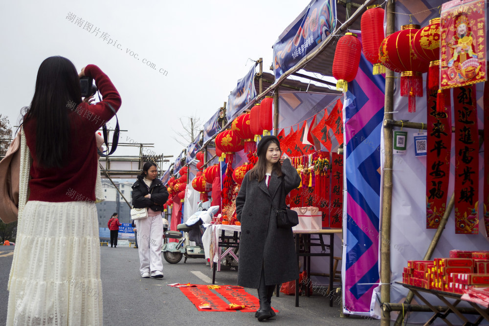通道 春节 饰品 摊 市民 拍照 留念