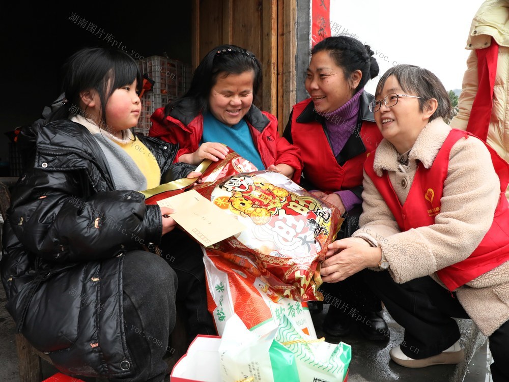    情系留守娃   携手迎新春