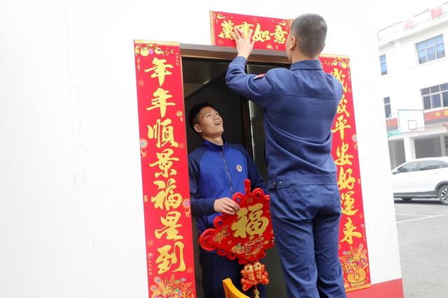 消防员张贴春联、悬挂平安福 年味