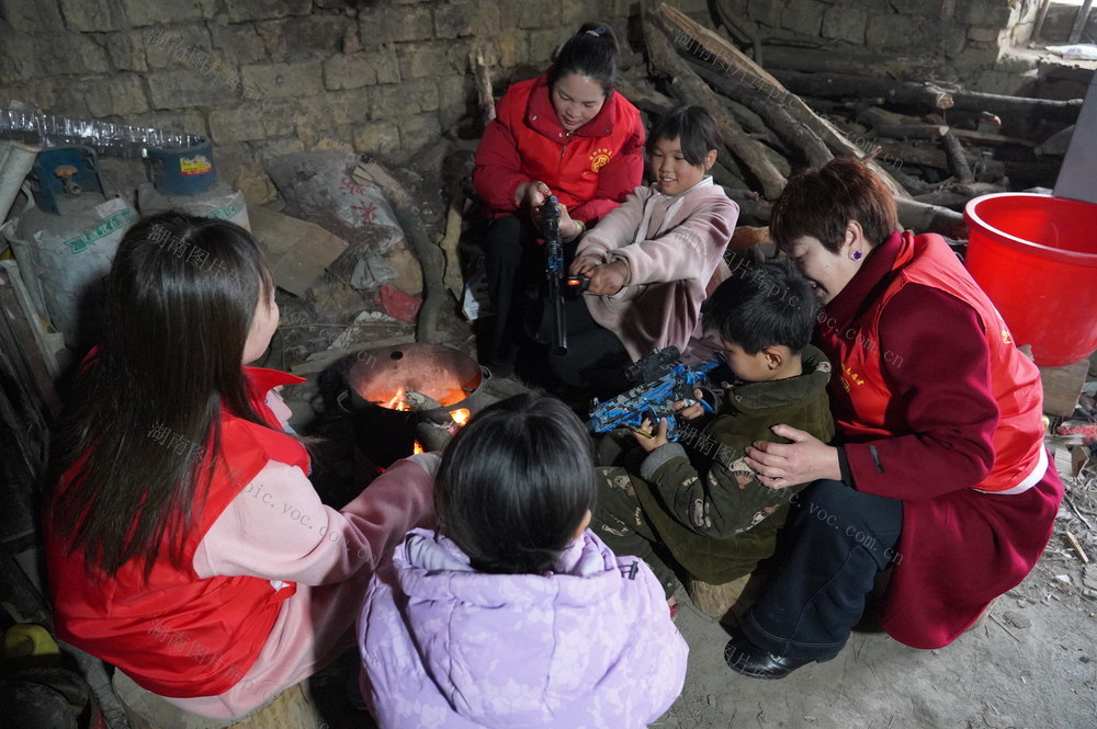 巾帼志愿者  情暖留守娃（图）
1月24日，湖南省隆回县巾帼志愿者深入三阁司镇龙洲村，上门入户开展单亲留守孩子关爱服务活动。通过亲切交流，志愿者了解到孩子们的新年愿望，给孩子们送来春节慰问金、新年礼物，并现场与孩子们结对，担任“爱心妈妈”。
（罗理力 阳锡兴 摄影报道）