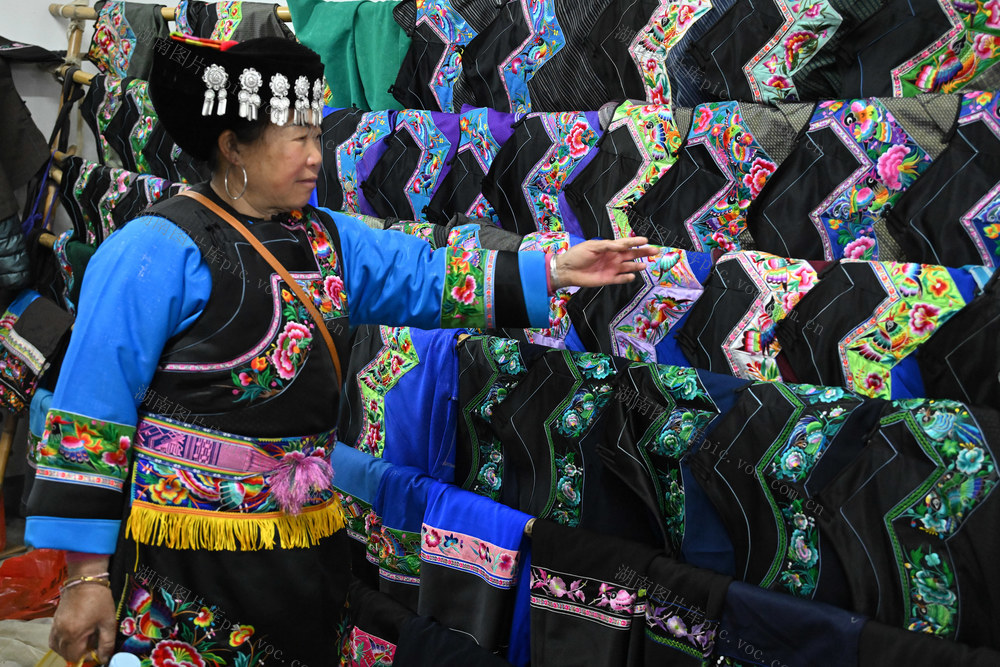 年味　春节　苗族服饰, 传统习俗　