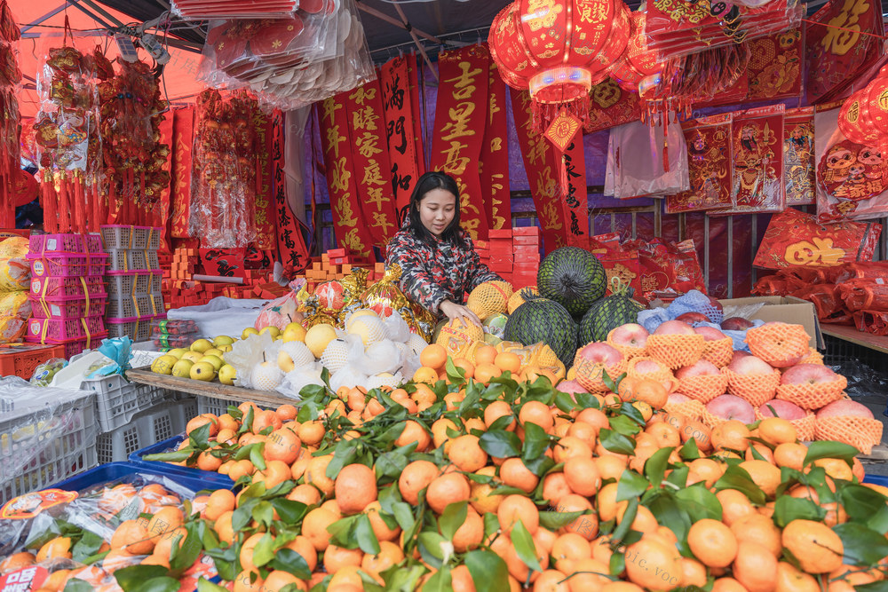 乾州街道“犇腾夜市”市场   物质丰富价格稳定  春节物质保障