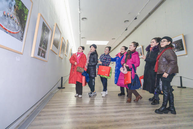 吉首市乾州古城黄永玉画桥  2025新春优秀作品展暨“湘西年韵”摄影大赛启幕  影展迎春