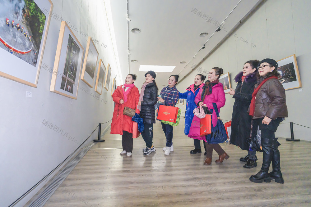 吉首市乾州古城黄永玉画桥  2025新春优秀作品展暨“湘西年韵”摄影大赛启幕  影展迎春