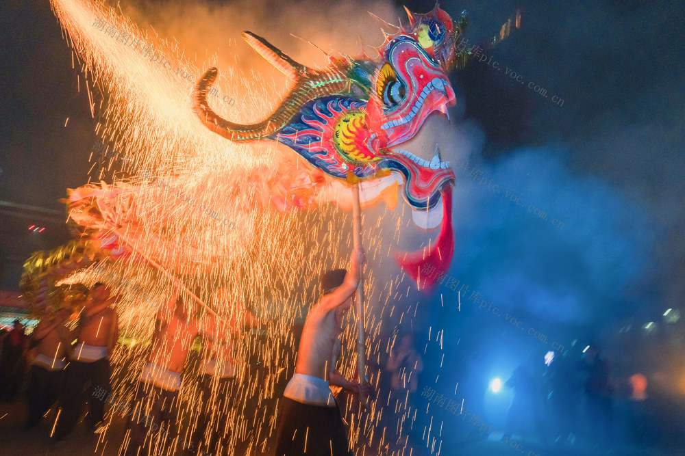 省级代表性项目“钢火烧龙”  南方小年  拉动“夜市经济” 年味更浓