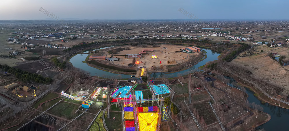 过大年，看花灯。