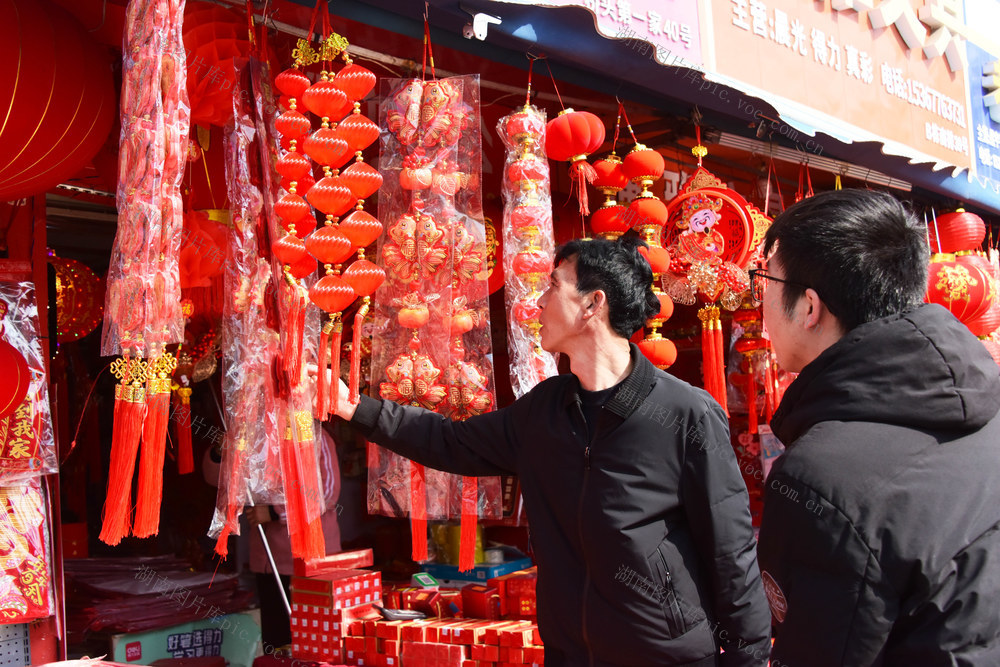 春节  年味  文化用品  春节饰品  对联  灯饰
