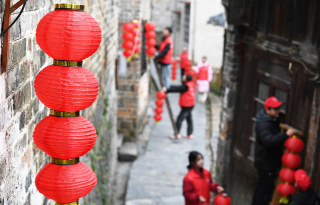 古民居 学生志愿者  更换  红灯笼 新春 