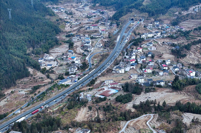 武深高速 湖南桂东：北上 路 车 寒岭界隧道口