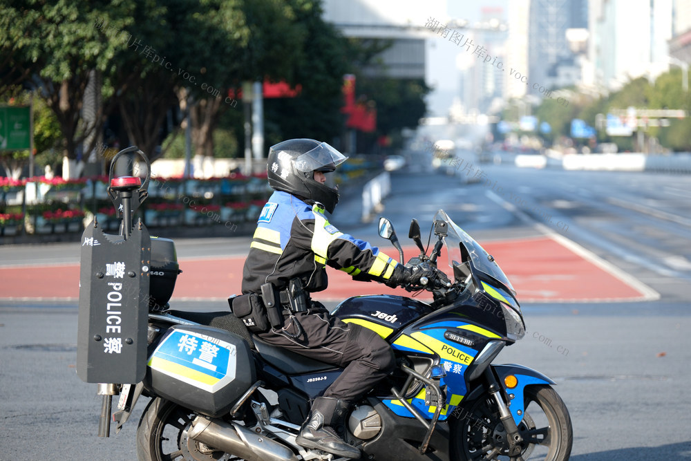 坚守岗位保安全，长沙特警