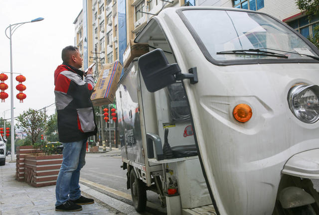 坚守岗位 除夕 派送 顺丰 速递 环卫 清洗
